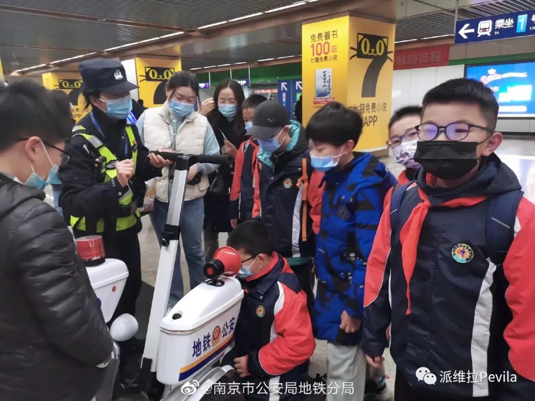 南京站派出所的民警在骑警用平衡车巡逻时，遇到了一群正准备参加社会实践的小学生